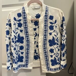 ZARA BLUE AND WHITE EMBROIDERED LINEN BUTTON UP BLOUSE